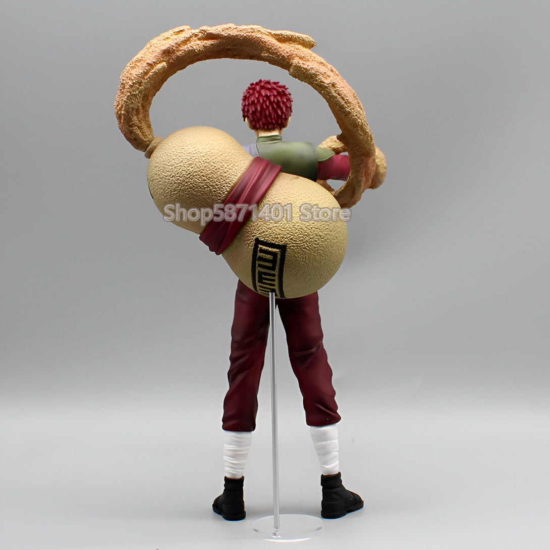 Figure de Gaara de Naruto Shippuden, vu de dos, tenant son gourd de sable. La figure est sur un stand transparent.