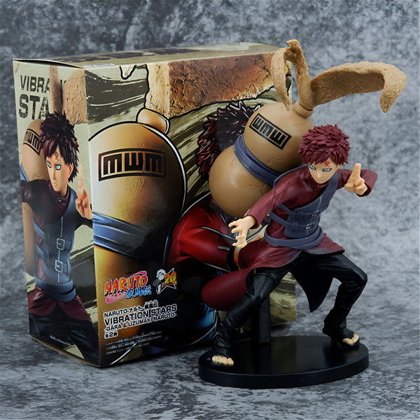 Figure de collection de Gaara de Naruto Shippuden, dans sa tenue rouge et noire, portant sa gourde de sable. La figurine est livrée dans une boîte illustrée.