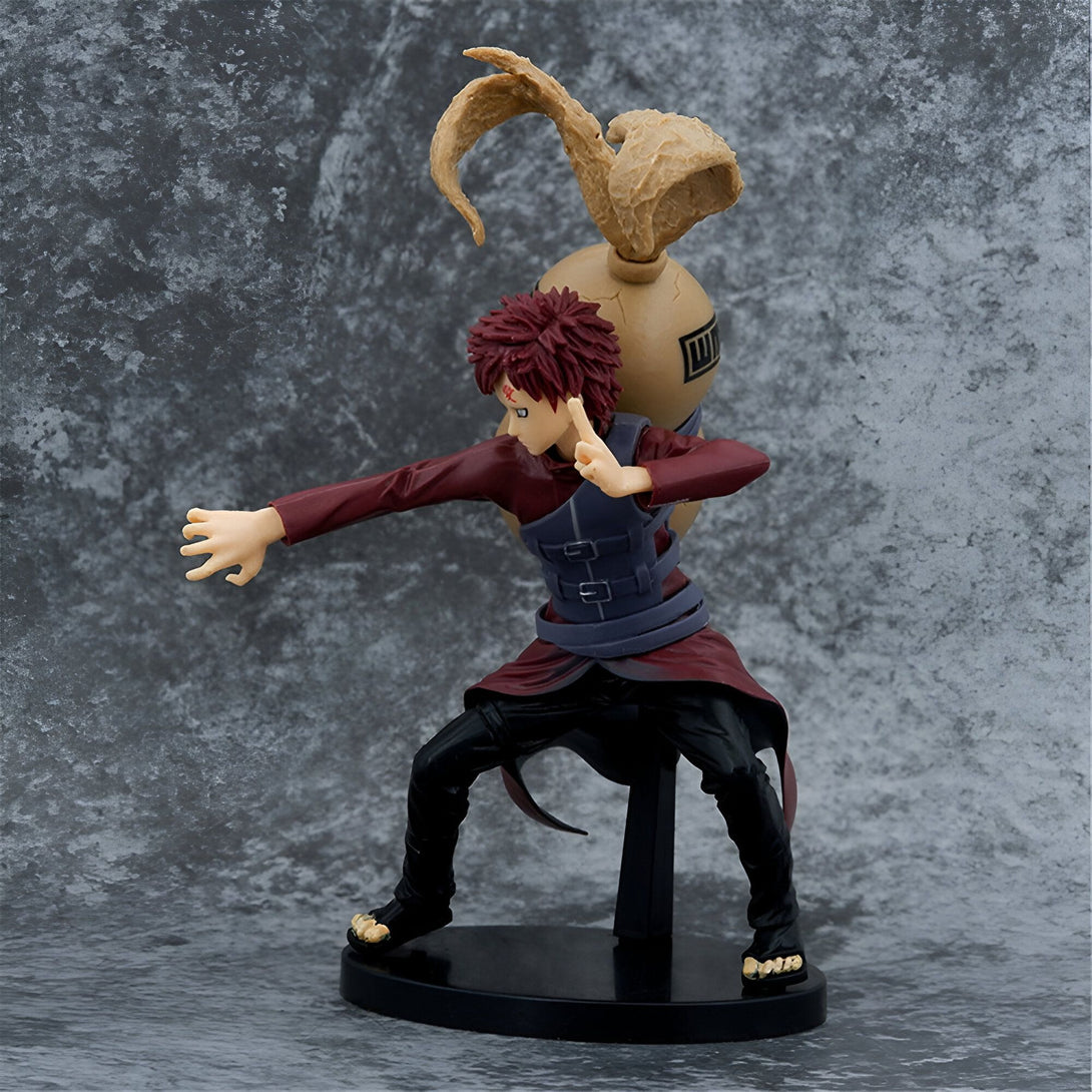 Figur de Gaara, un personnage du manga et animé Naruto, portant sa gourd de sable et dans une posture de combat.