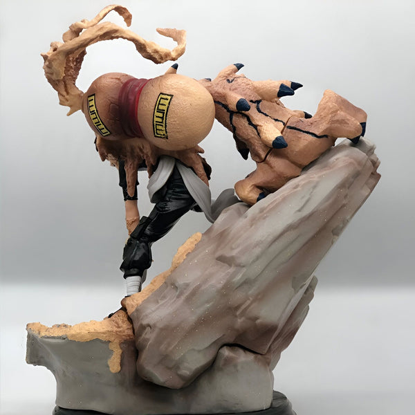Statue de Gaara de Naruto, représentant le personnage dans sa tenue de Kazekage, avec son sablon et Shukaku, le démon à une queue.