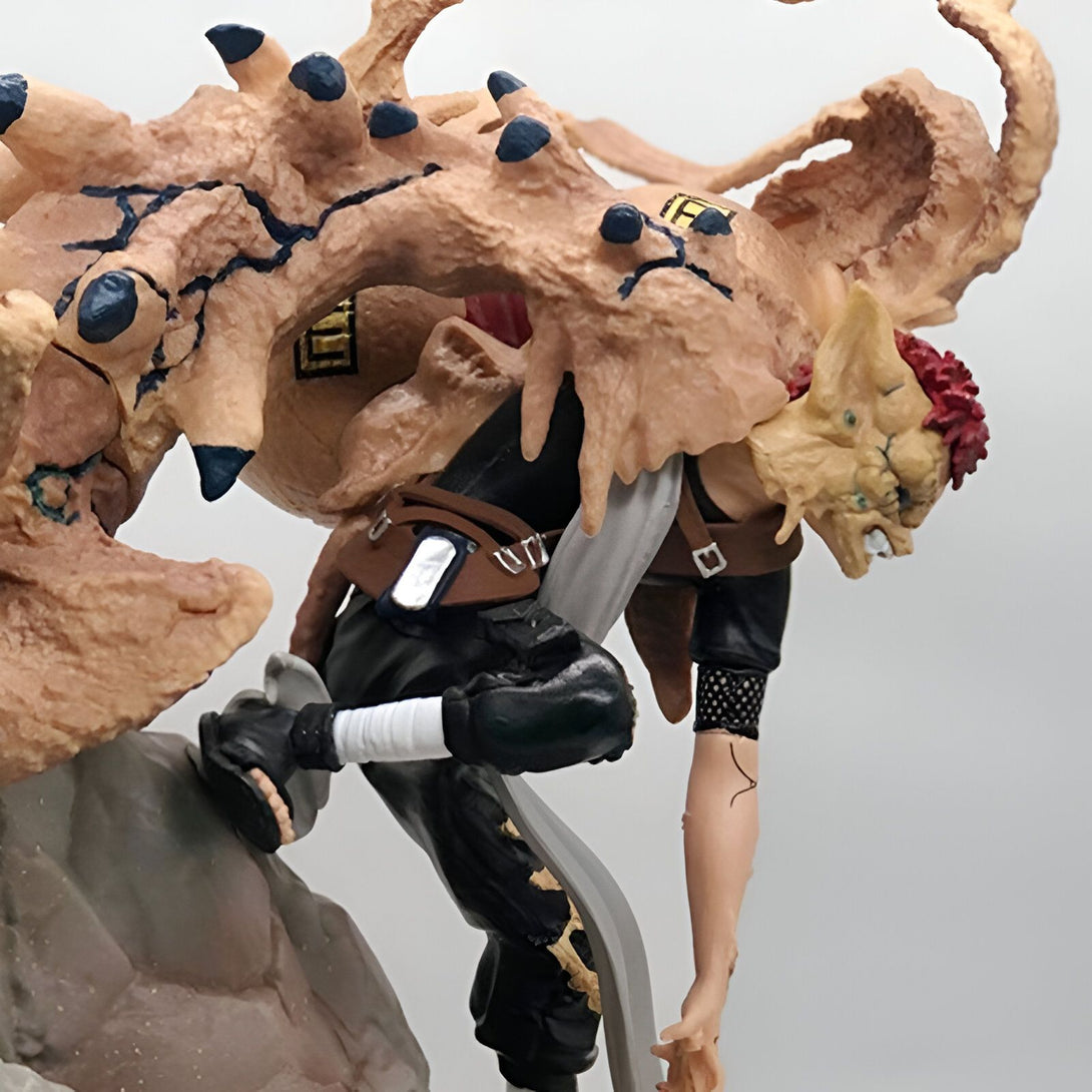 Figurines Naruto Shippuden représentant Gaara, le Kazekage, et son monstre de sable Shukaku. Cette figurine est idéale pour les fans de Naruto.