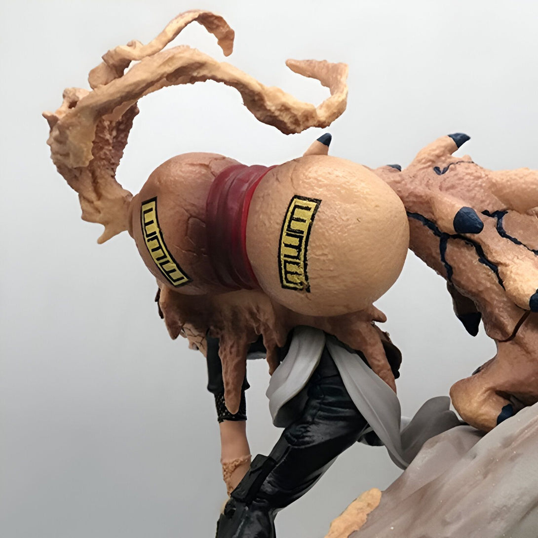 Statue de Naruto en figurine, montrant le personnage dans une pose dynamique, avec un design détaillé et réaliste. La figurine est peinte à la main et représente le personnage tel qu'il apparaît dans l'anime Naruto.