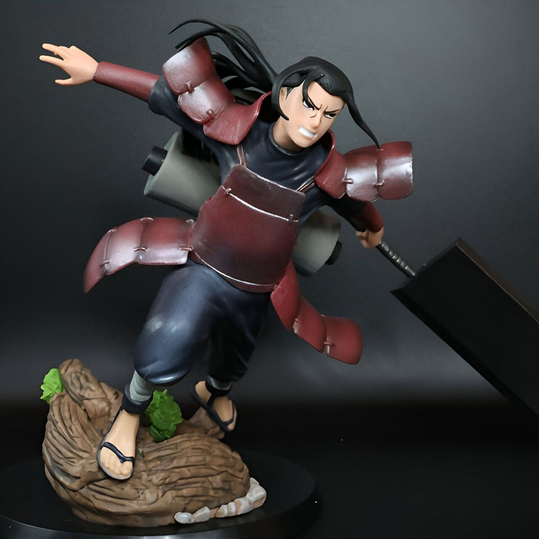Figur de Hidan, un personnage de l'anime Naruto, dans une pose d'action dynamique, portant son armure rouge distinctive et brandissant sa faux.