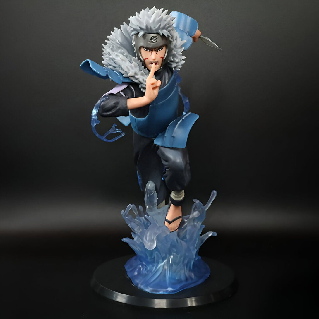 Figur de Zabuza Momochi de Naruto Shippuden, le ninja du brouillard, avec une expression menaçante, tenant un kunai, debout sur une base d'eau.