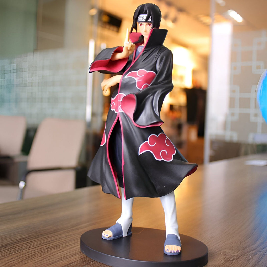 Figurine de collection de l'anime Naruto représentant le personnage de Pain, vêtu de son emblématique manteau noir orné de nuages rouges. Il est debout, les mains sur ses hanches, sur un socle noir.