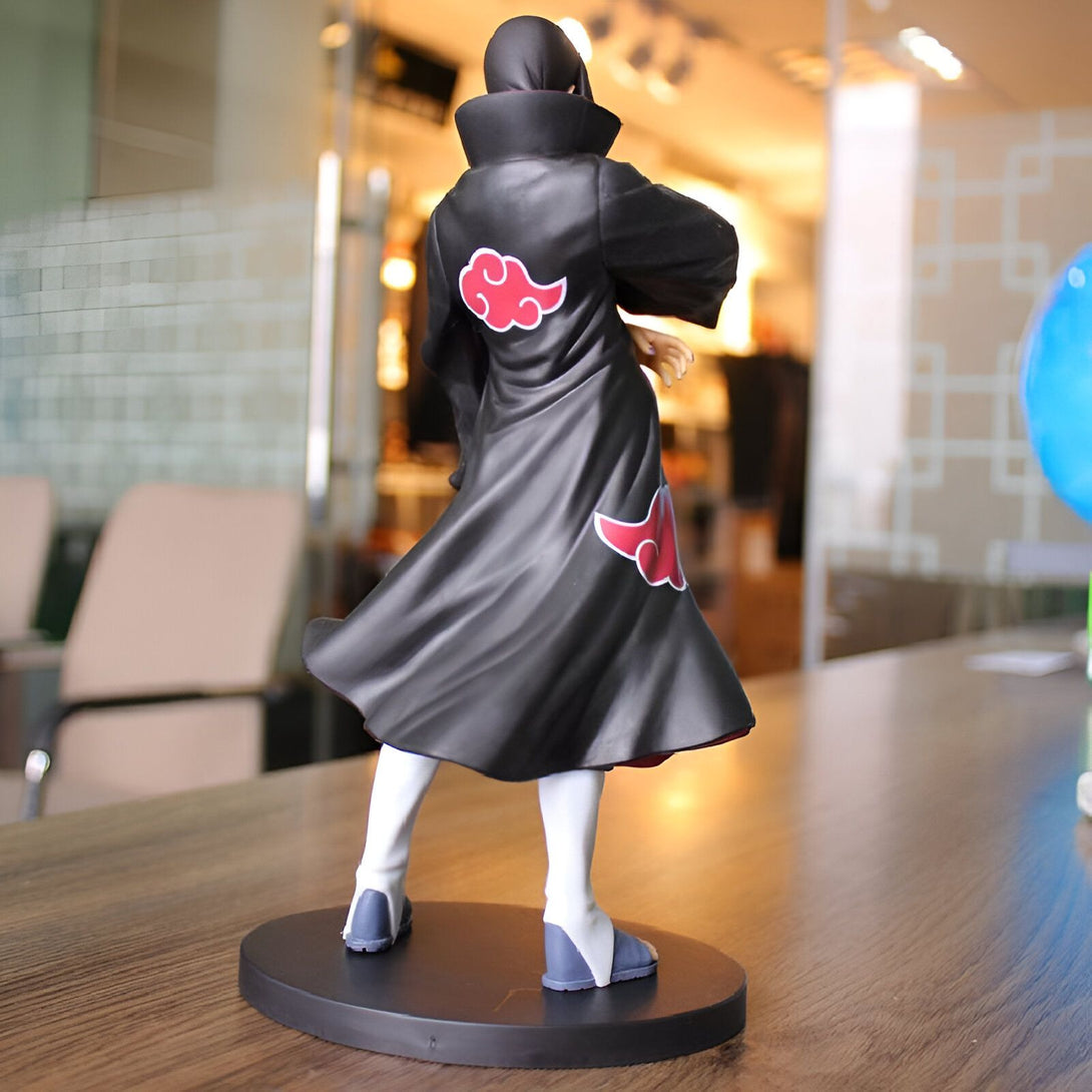 Figurine de Pain, personnage de l'anime Naruto, portant son manteau rouge et noir avec le symbole d'Akatsuki sur le dos. La figurine est debout sur un socle noir.
