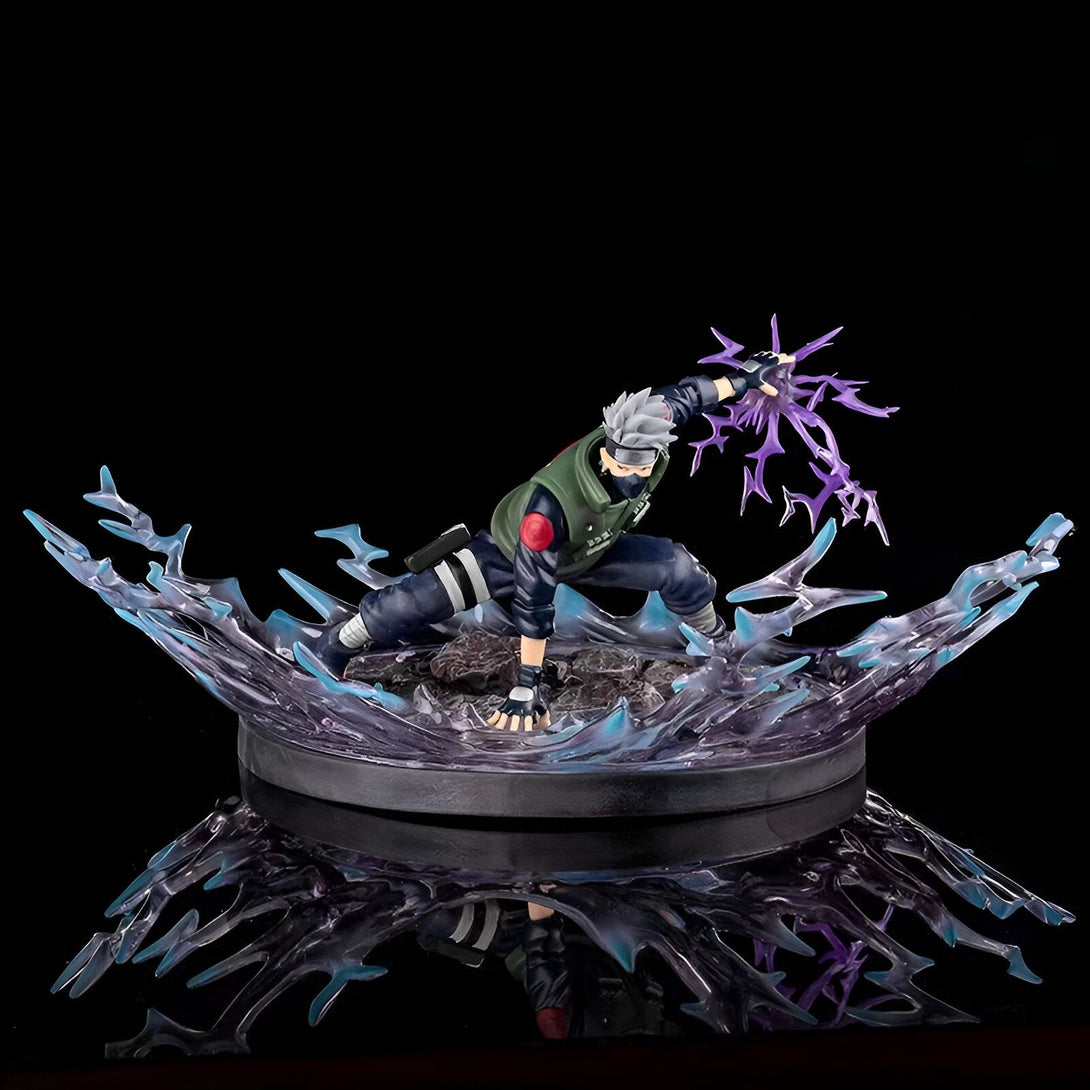 Figur de collection de Kakashi Hatake de Naruto en action, utilisant son Chidori. La figurine est représentée sur une base qui imite un effet d'énergie. Un accessoire indispensable pour les fans de Naruto.