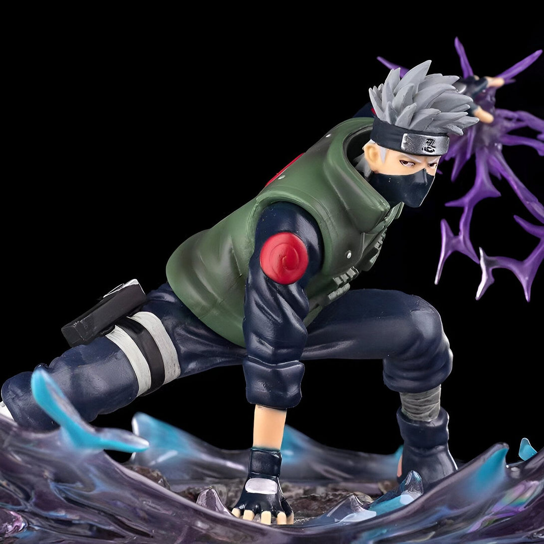 Figurine de Kakashi Hatake de Naruto Shippuden, en position d'attaque, entouré d'effets spéciaux violets, sur une base d'eau.