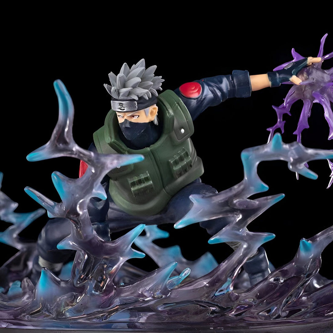 Figure de collection de Kakashi Hatake de Naruto, dans une pose dynamique avec des éclairs bleus et violets.