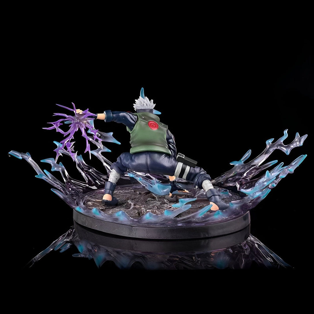 Figure de collection de Kakashi Hatake de Naruto Shippuden, représentant le personnage en train de lancer son attaque de foudre Rasengan. Le personnage est debout sur une base décorative avec des effets de foudre.