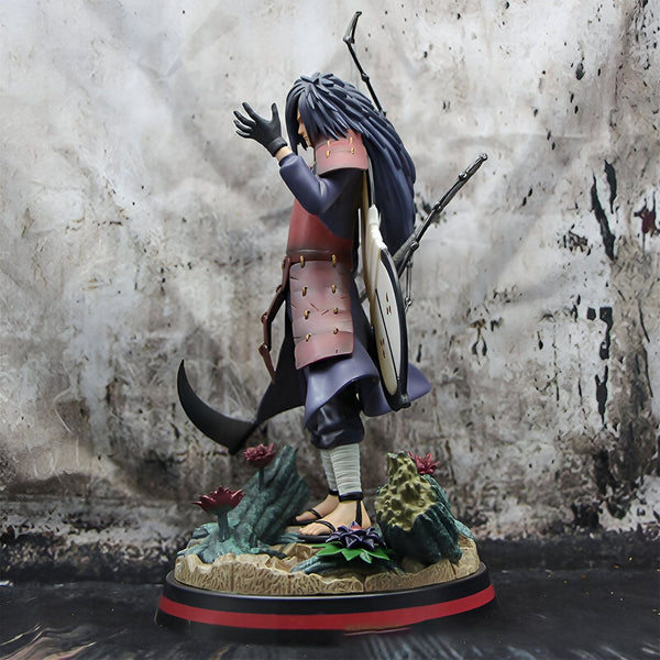 Statue de Pain de l'anime Naruto, debout sur un socle, en tenue rouge et noire, avec un long cheveux noir et une faux à ses pieds.