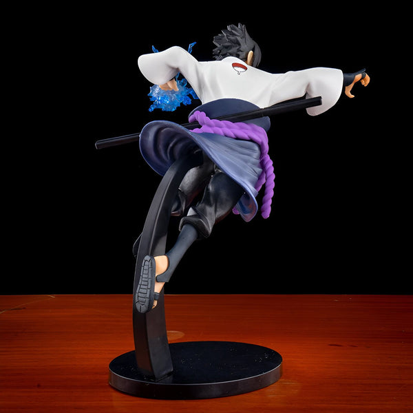 Figure de Sasuke Uchiha de Naruto Shippuden en action, avec une cape violette et des flammes bleues, vue de dos sur un fond noir.