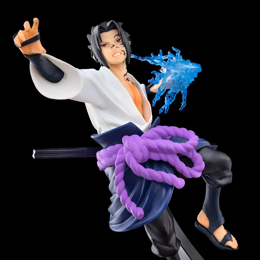 Figur de Sasuke Uchiha de Naruto Shippuden. Sasuke porte son costume de l'Akatsuki avec un bandana violet autour de la taille. Il utilise le Chidori, une technique de foudre bleue.