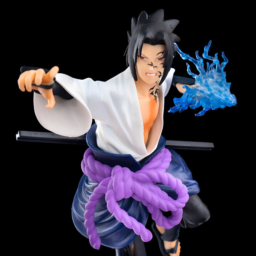 Figurine de Sasuke Uchiwa de l'anime Naruto, avec un chakra bleu et une tenue sombre.
