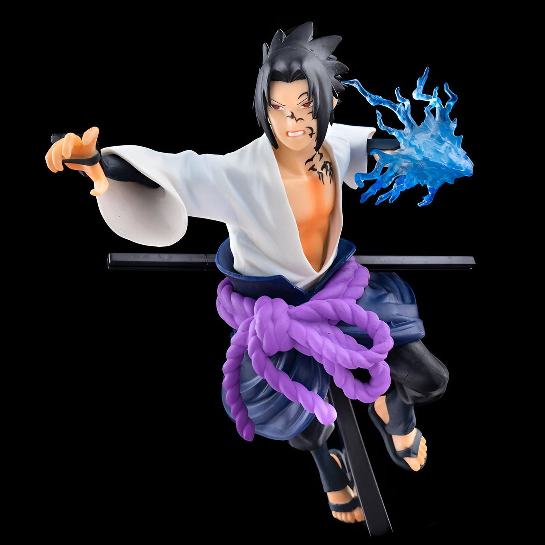 Figure de Sasuke Uchiha du manga Naruto avec ses yeux Sharingan activés et son bras recouvert de chakra bleu.