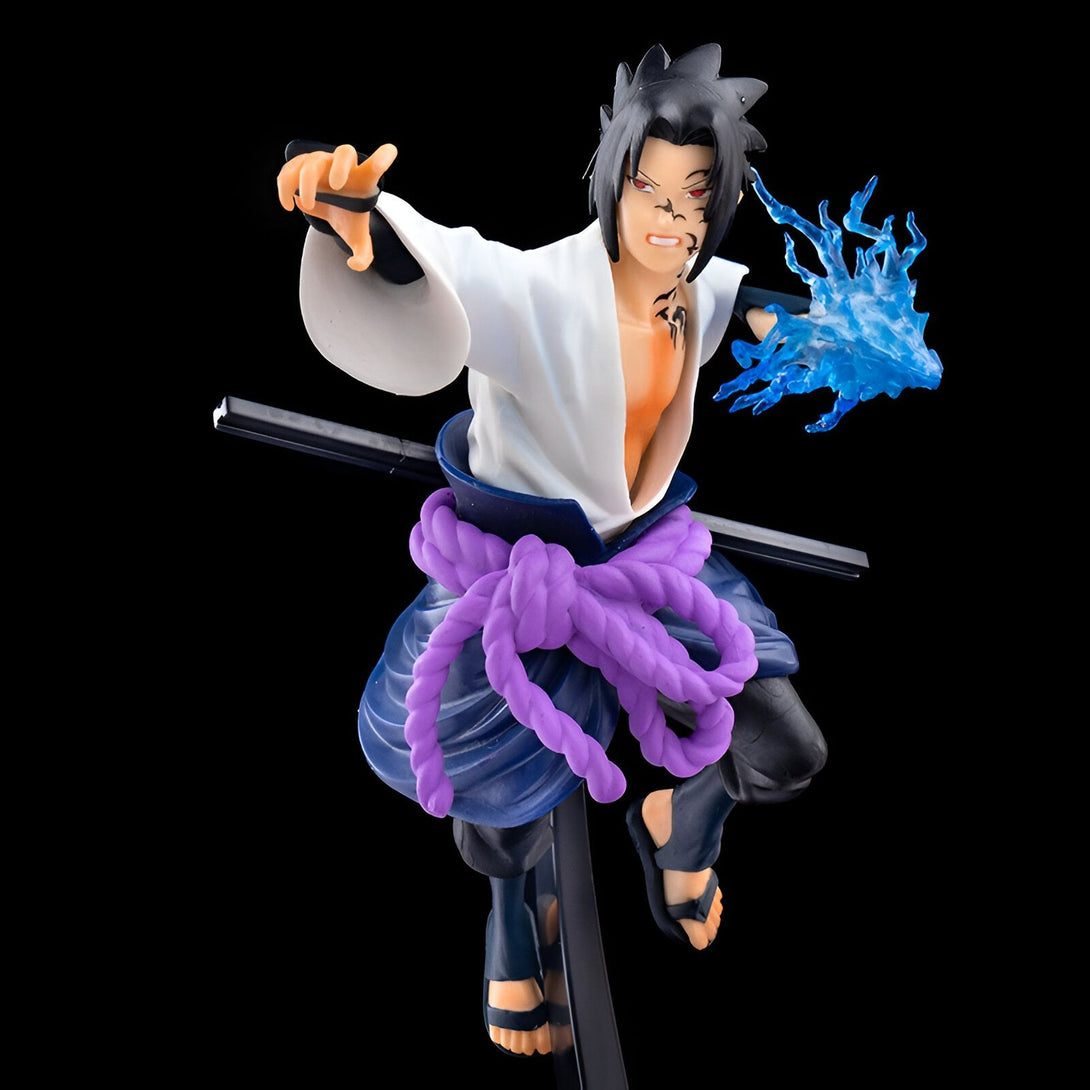 Sasuke Uchiha, un personnage du manga Naruto, en figurine, prêt à attaquer avec un éclair bleu dans la main.