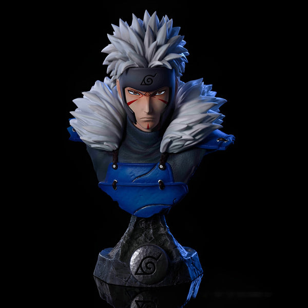 Buste de Kakashi Hatake, personnage emblématique de l'anime Naruto, avec ses cheveux blancs distinctifs, son bandeau frontal et son armure bleue. Un must-have pour les fans de Naruto !