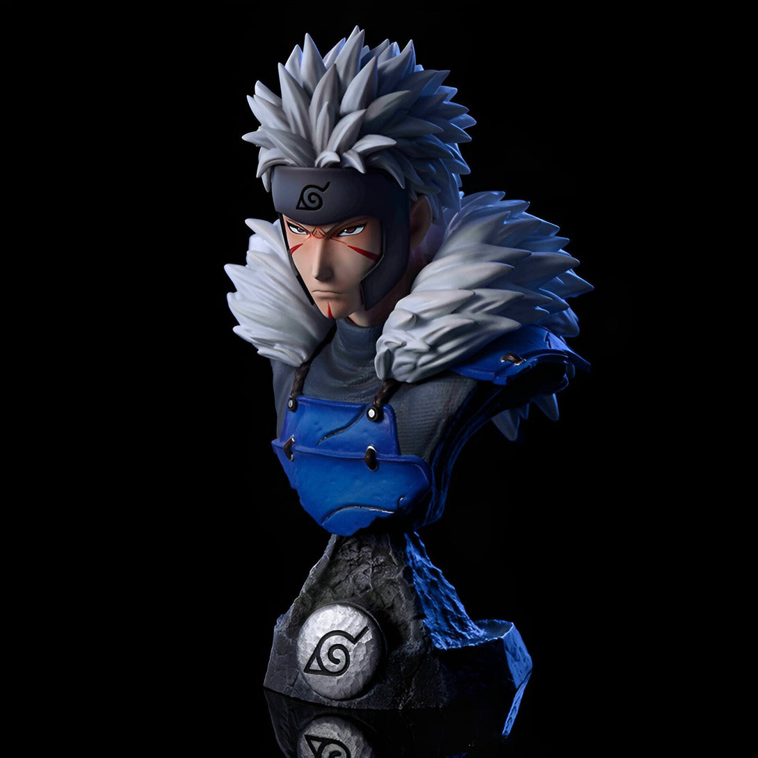Buste de Kakashi Hatake, personnage emblématique de l'anime Naruto, portant son bandeau avec le symbole du village caché de Konoha et son armure bleue. Une figurine de collection pour les fans de l'univers Naruto.
