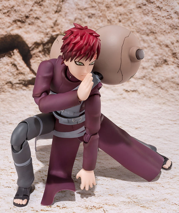 Figure de Gaara de Naruto Shippuden, portant une robe rouge et une gourde sur le dos, dans une pose dynamique.