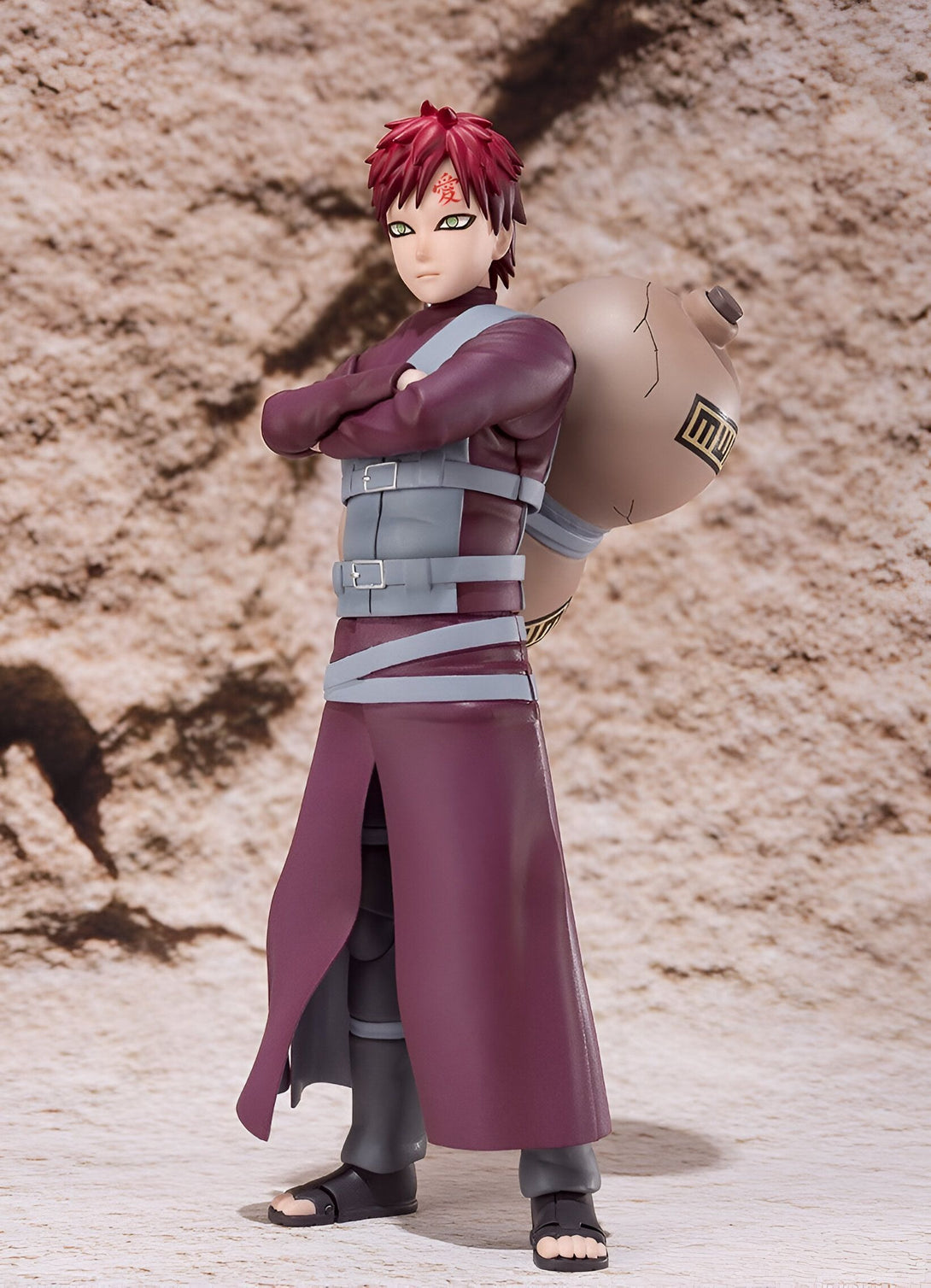 Figure de Gaara de Naruto Shippuden, portant sa tenue rouge et ses sandales, tenant son gourd en sable.
