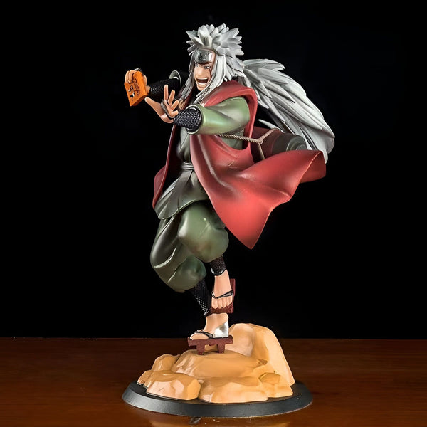 Figure de collection de Jiraiya de Naruto, le personnage est debout sur un socle en forme de rocher et tient un parchemin dans sa main.