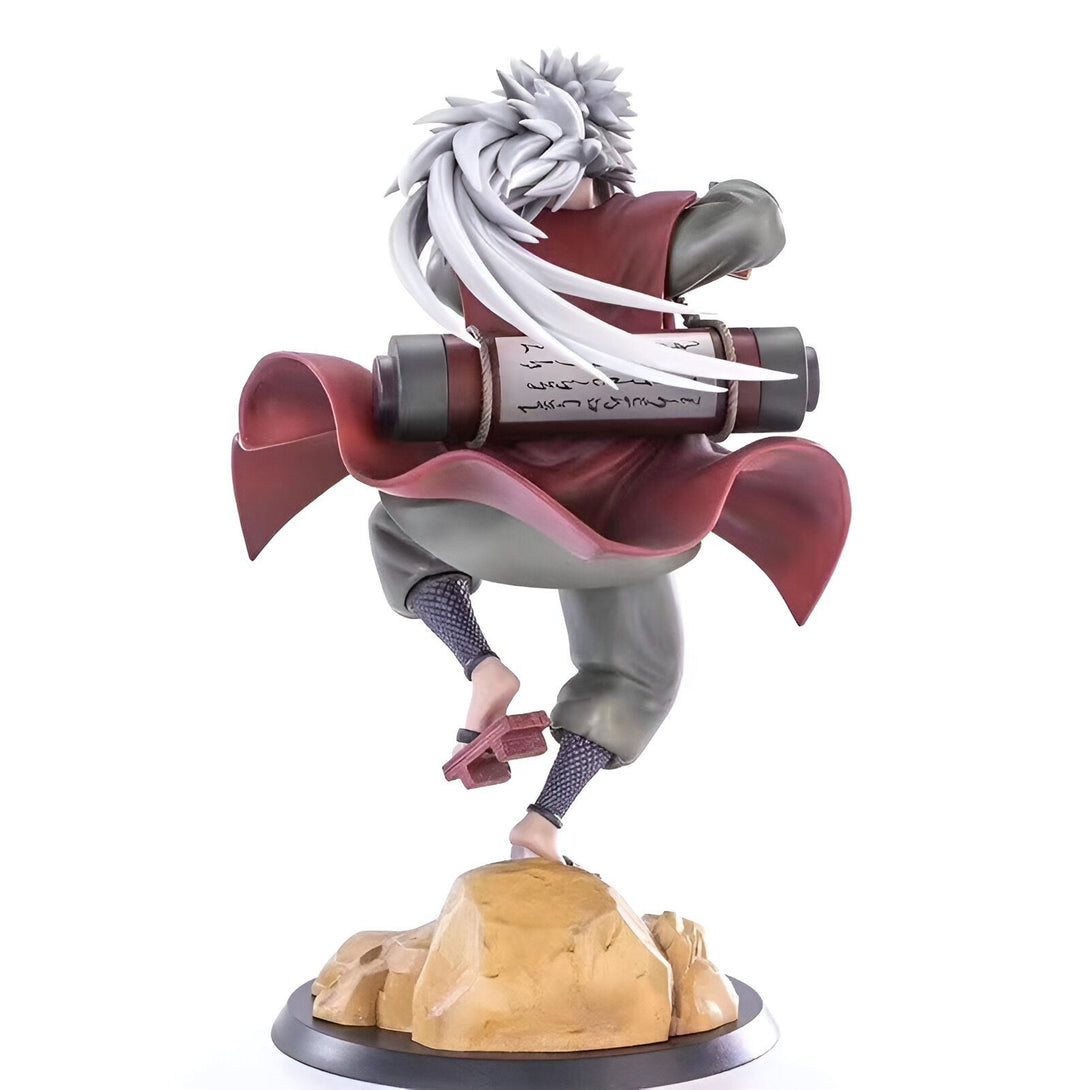 Statue de Jiraiya de Naruto, un personnage emblématique de la série manga et anime, représenté en pleine action avec son emblématique manteau rouge et son parchemin de combat.