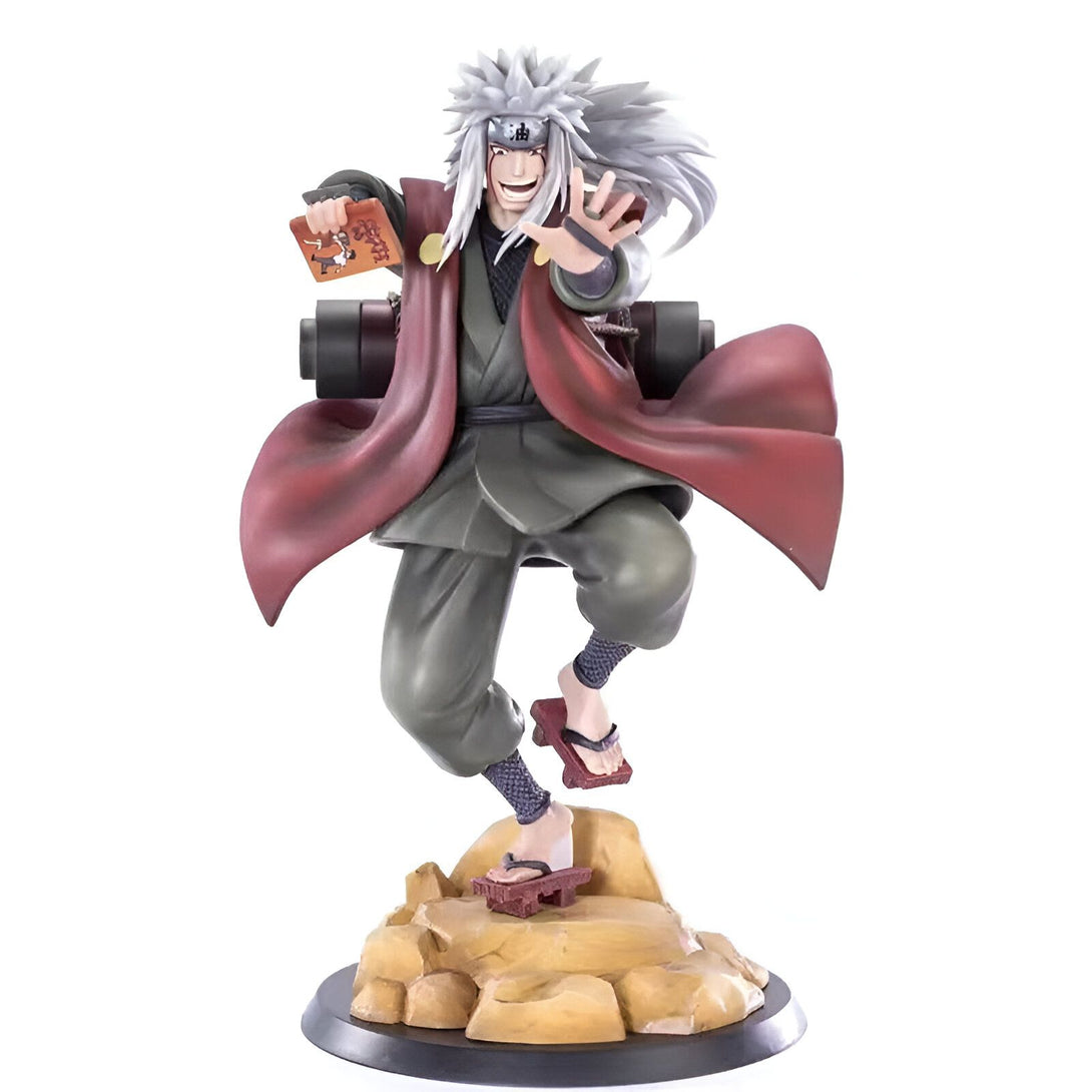 Statue de Jiraiya, personnage de l'anime Naruto, debout sur un socle de roche avec un livre à la main et une expression déterminée.