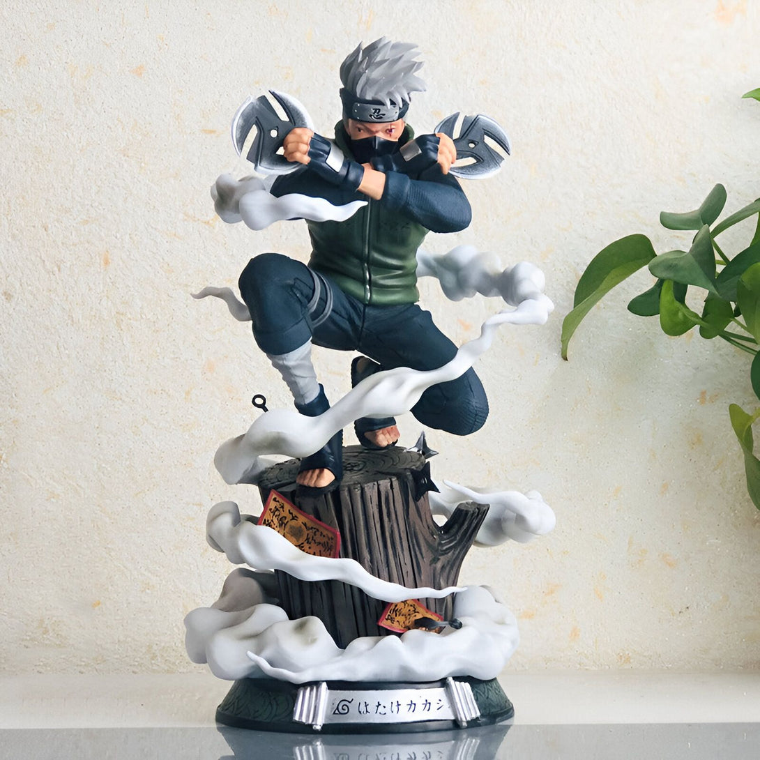 Statue de Kakashi Hatake, un personnage populaire de l'anime Naruto, tenant des kunais et se tenant sur une souche d'arbre entourée de fumée.