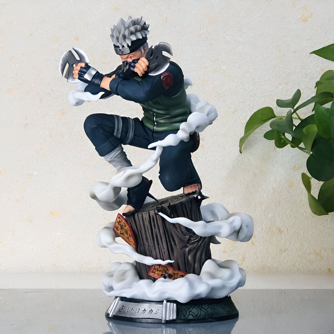 Statue de Kakashi Hatake de Naruto Shippuden, debout sur une souche d'arbre avec des effets de fumée.