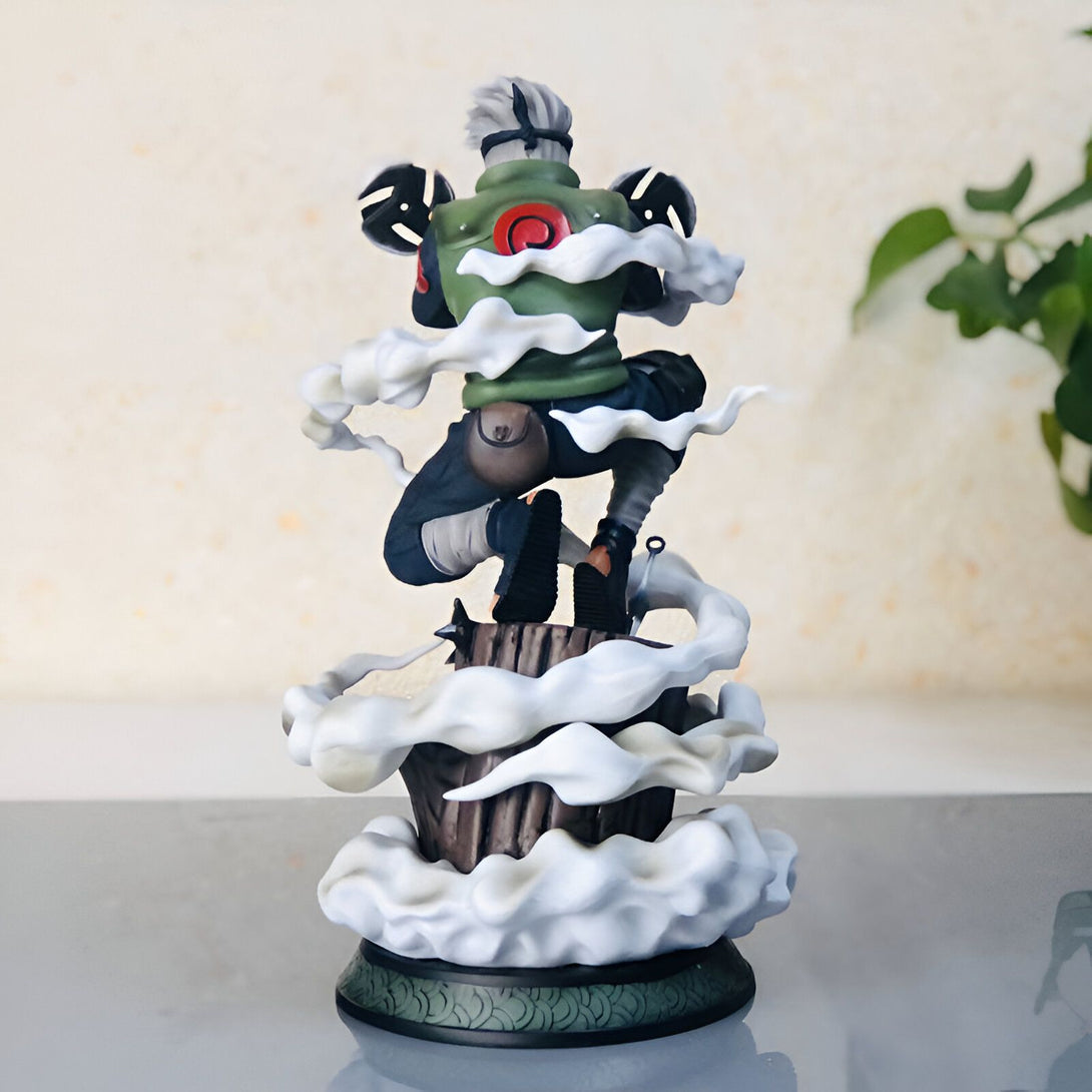 Figurine de Kakashi Hatake en action, de l'anime Naruto, avec des effets de fumée, debout sur une base décorée.