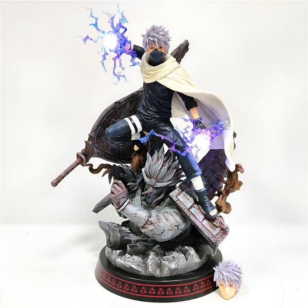 Statue de Naruto Uzumaki dans sa forme de Sixième Hokage, effectuant le Rasengan, avec des éclairs bleus et une base rocheuse.