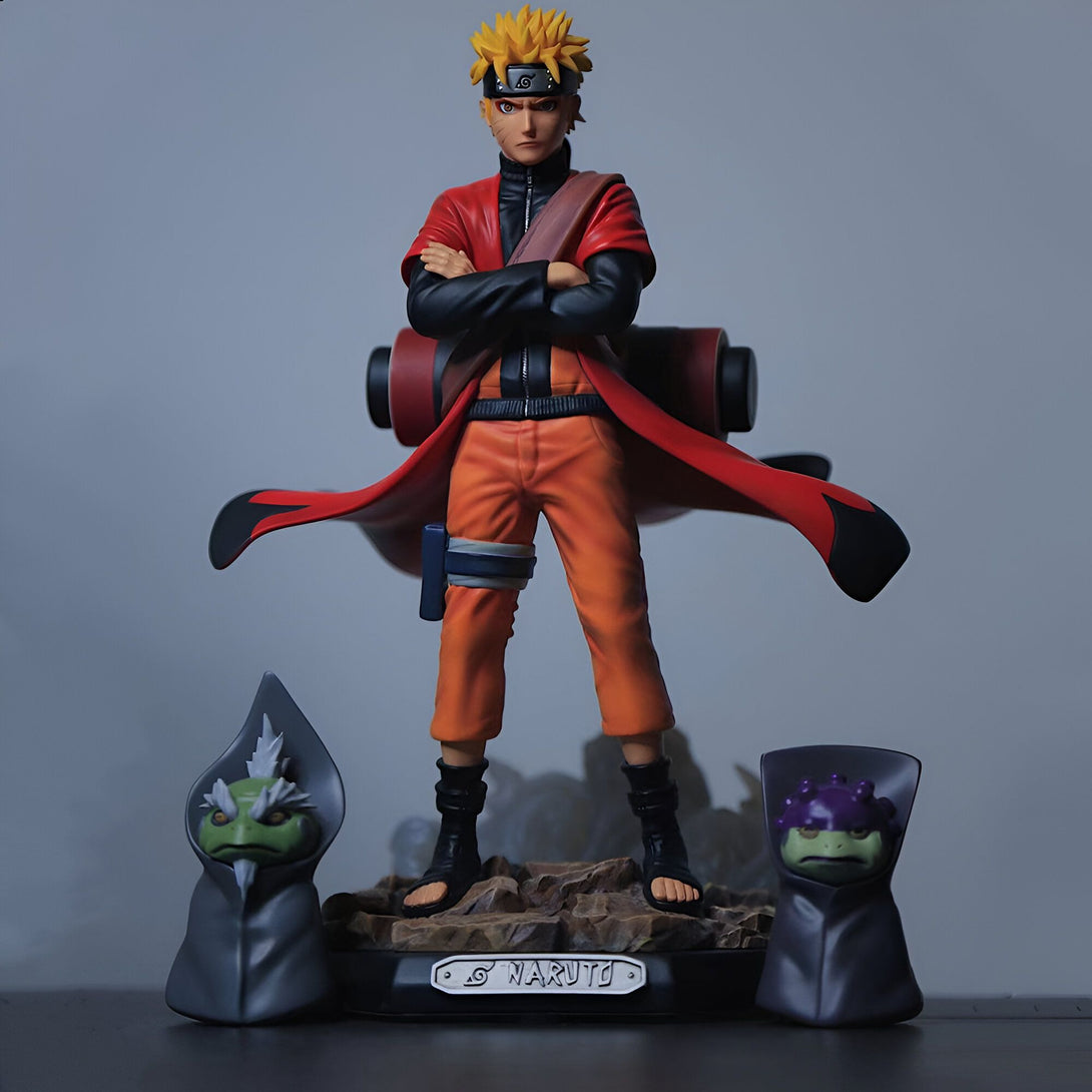 Statue de Naruto Uzumaki en mode Sage des Six Chemins, avec ses invocations Gamakichi et Gamatatsu, sur un socle avec le logo Naruto.