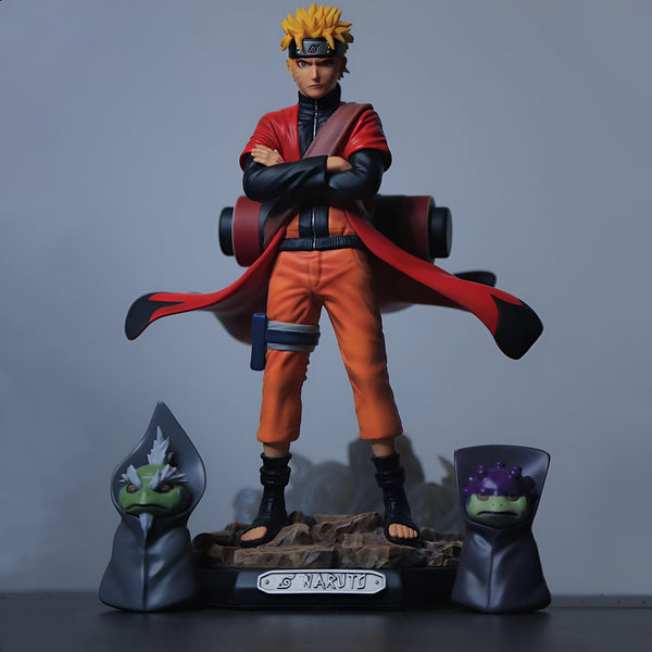Statue de Naruto Uzumaki en mode Sage des Six Chemins, avec ses invocations Gamakichi et Gamatatsu, sur un socle avec le logo Naruto.