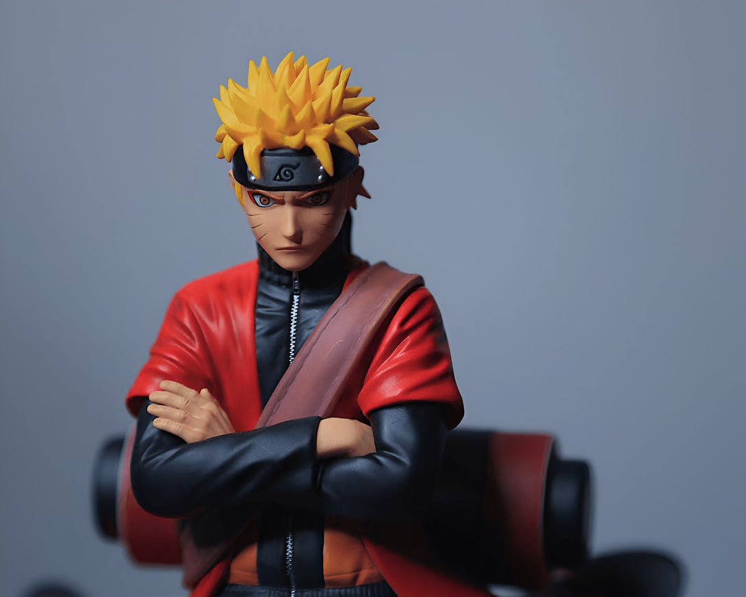 Naruto Uzumaki, le personnage principal de l'anime Naruto, portant sa tenue rouge emblématique et son bandeau frontal avec le symbole de Konoha. Il est représenté avec les bras croisés, prêt à affronter n'importe quel défi.