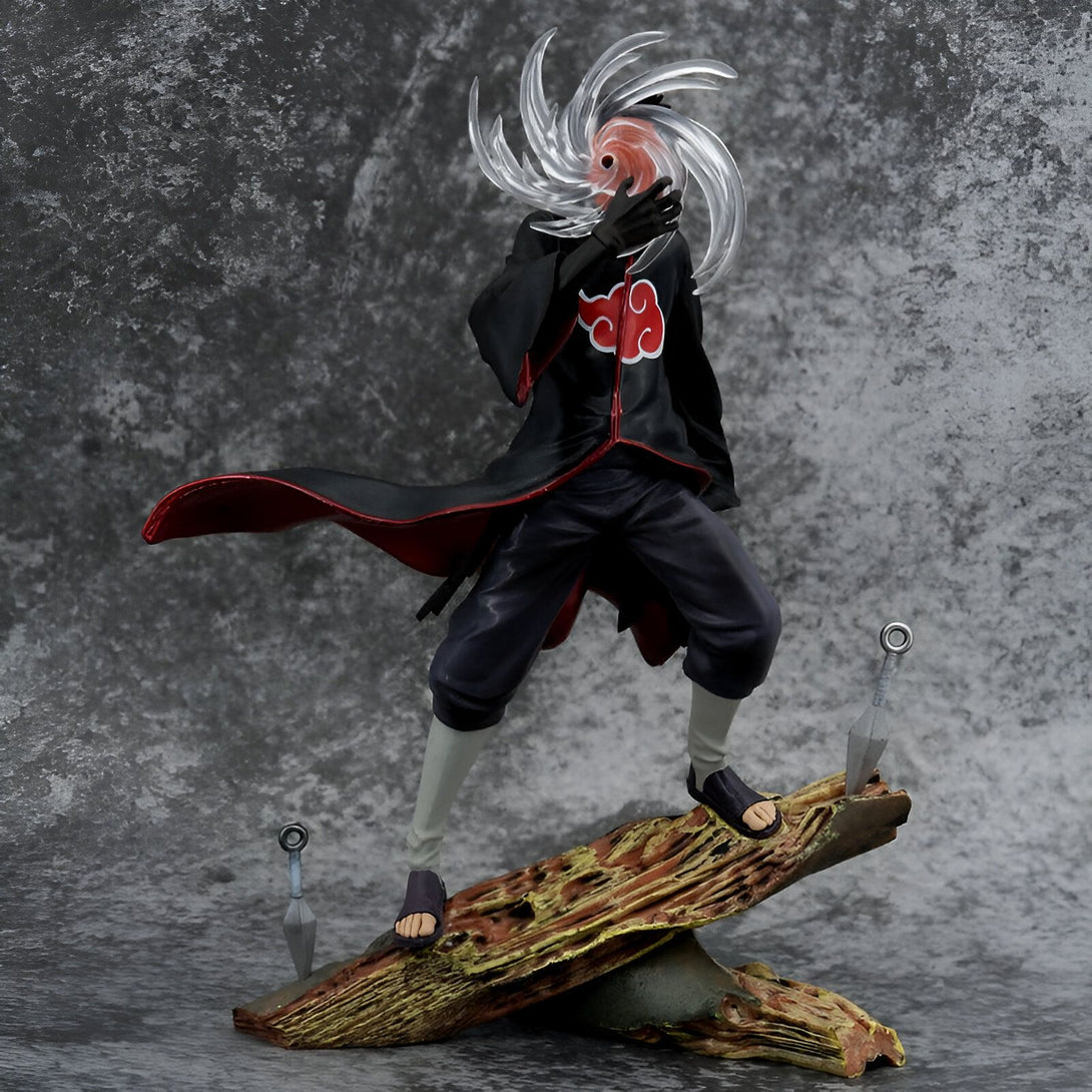 Figurines de collection Naruto, Obito Uchiha avec son Sharingan et son Mangekyou Sharingan. Il est debout sur une base en bois et prêt à attaquer.
