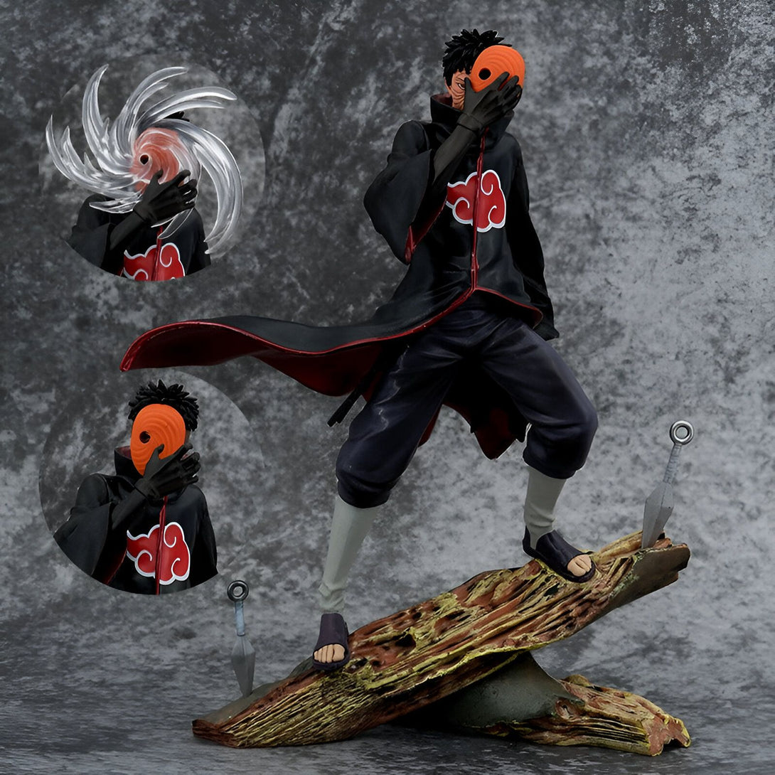 Figur de collection de Pain de Naruto Shippuden, représentant le personnage avec son masque orange et son manteau rouge, debout sur une base en bois et tenant des kunai.