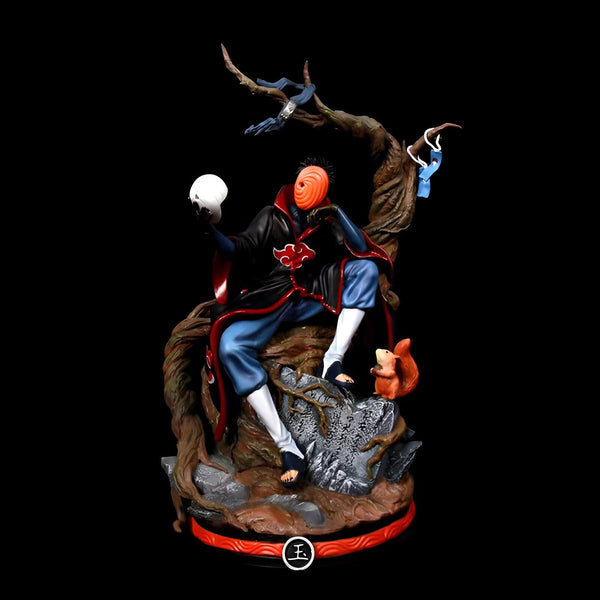 Statue de Pain, personnage de la série animée Naruto, assis sur un arbre avec un écureuil à ses pieds. La statue est faite de résine et est peinte à la main. Elle est un objet de collection idéal pour les fans de Naruto.