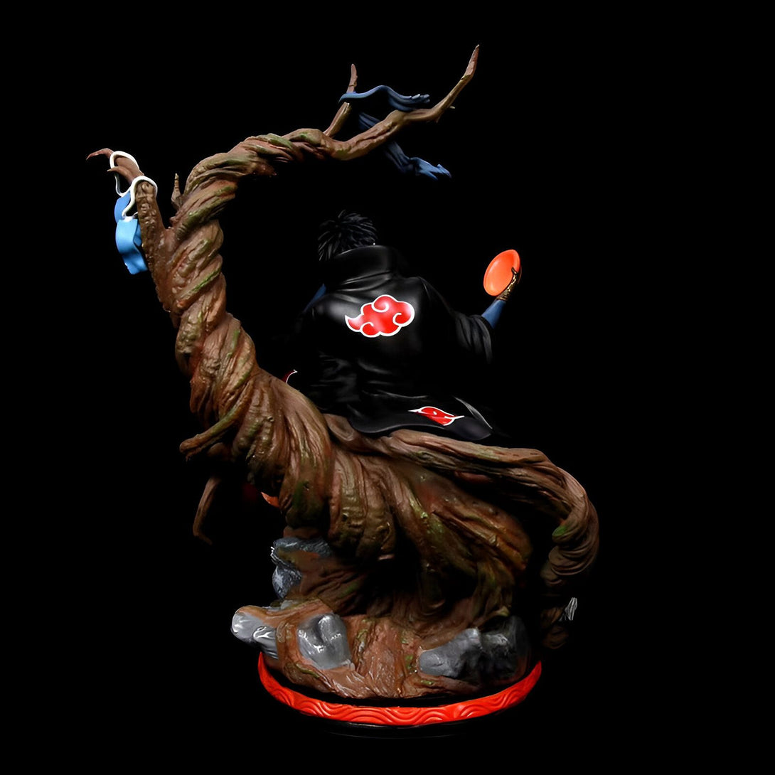 Statue de collection de Pain, le chef de l'Akatsuki, assis sur un arbre avec le symbole de l'Akatsuki sur son dos.  La statue est de haute qualité et est un excellent ajout à la collection de tout fan de Naruto.