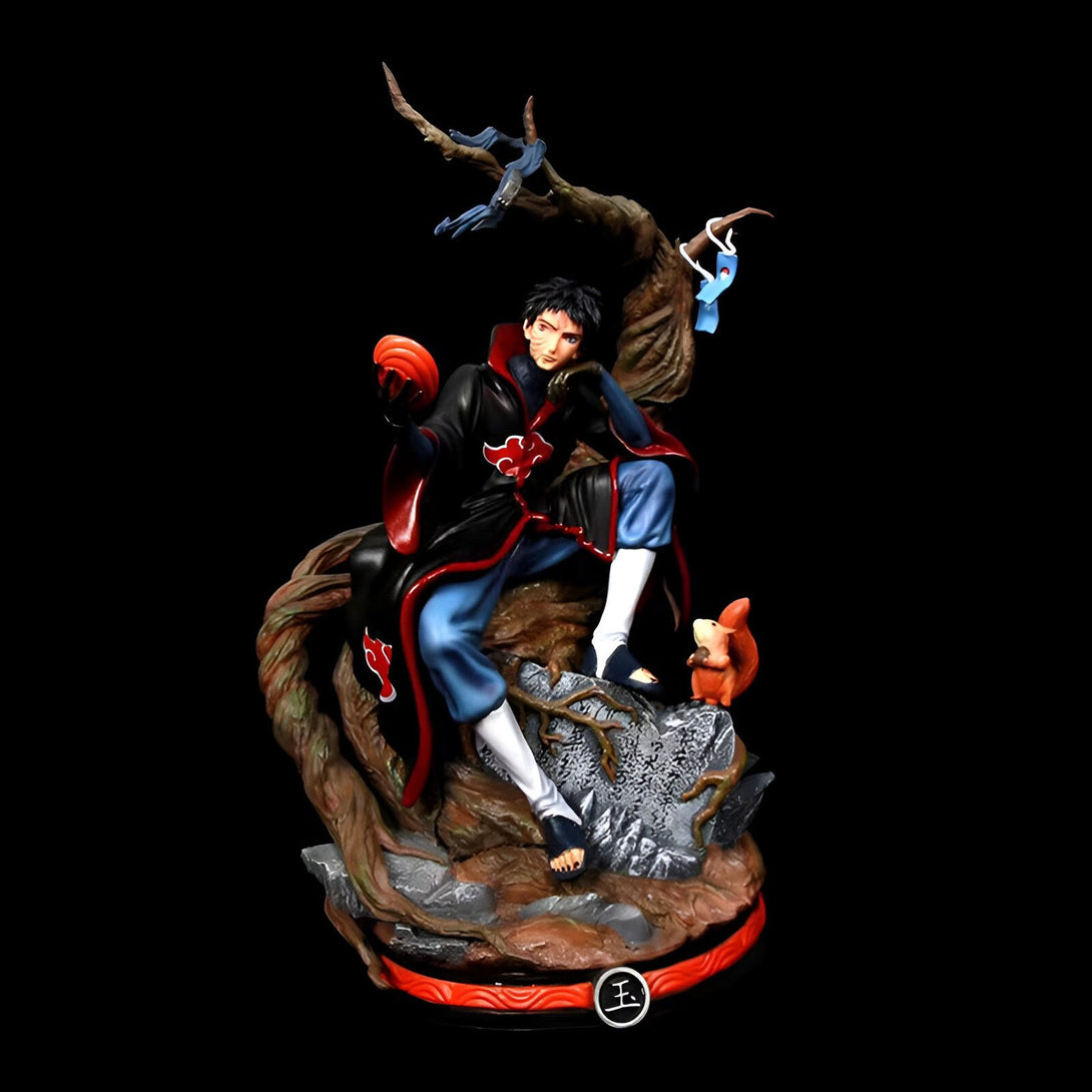 Statue de Pain, le personnage de Naruto, assis sur une branche d'arbre avec son animal de compagnie à ses côtés. La statue est peinte avec des couleurs vives et représente Pain dans sa tenue de combat emblématique.