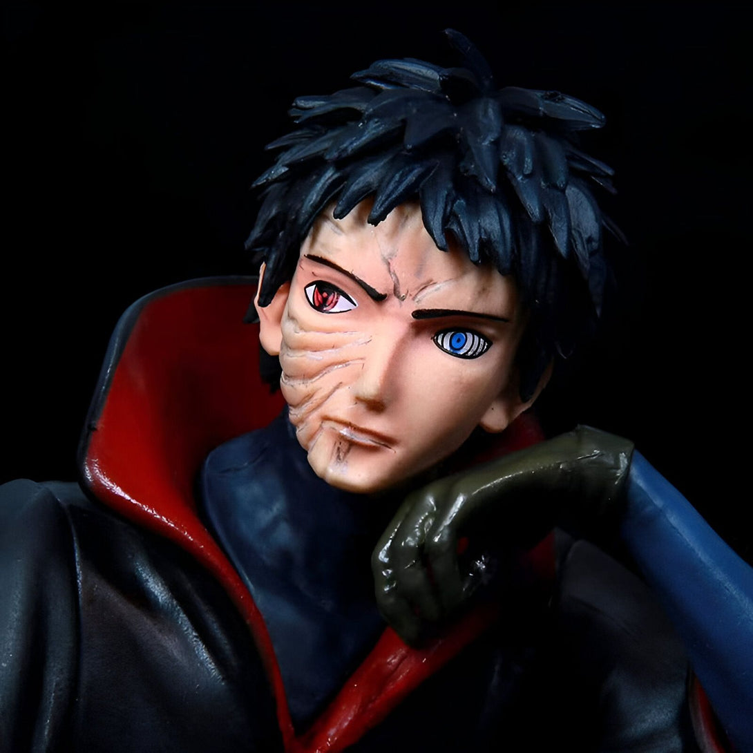 Figur de Madara Uchiwa de Naruto Shippuden, avec un œil rouge et un œil bleu, portant un manteau rouge et noir.