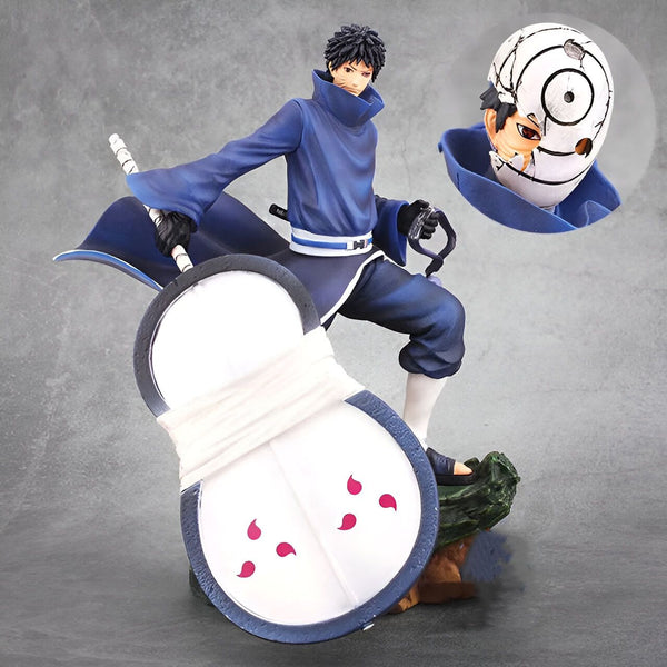Figur de l'anime Naruto représentant Obito Uchiha portant son masque emblématique et tenant son arme signature, le Sharingan. Il est présenté dans une posture dynamique, prêt à combattre.  Un excellent ajout à la collection de tout fan de Naruto.