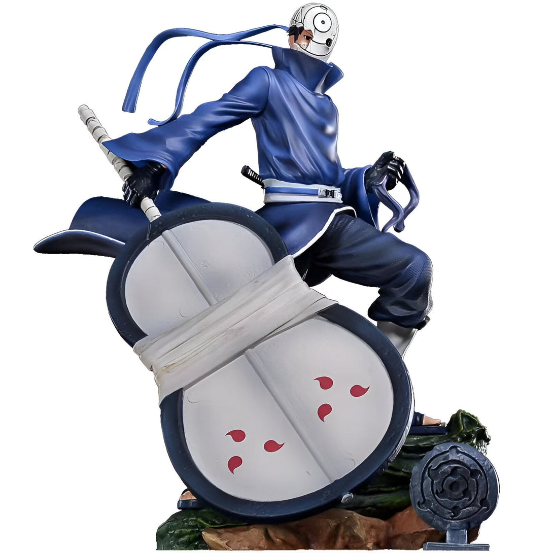 Statue de Pain, personnage de l'anime Naruto, tenant son bouclier emblématique avec les symboles de l'Akatsuki. Cette figurine de collection représente Pain dans une pose dynamique, prêt à attaquer.