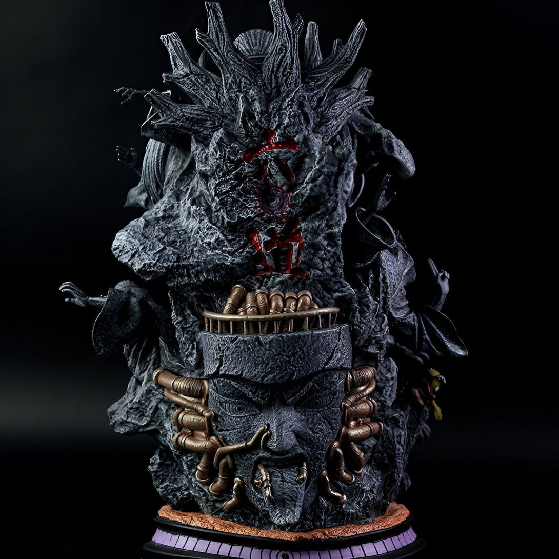 Statue de Naruto en résine représentant le Sixième Hokage, Kakashi Hatake, dans sa forme Susanoo.  La statue est sculptée dans les moindres détails, avec les caractéristiques emblématiques du Susanoo, y compris les lames, les bras et le visage de Kakashi. Cette statue est un excellent ajout à toute collection de figurines Naruto.