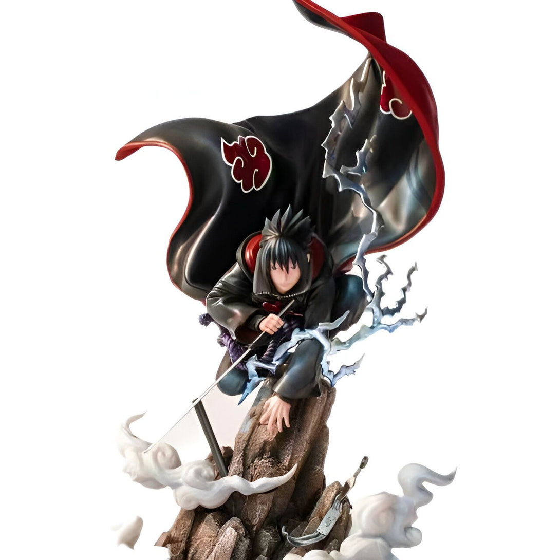 Statue de Sasuke Uchiha en mode Rinnegan, portant son manteau rouge et noir, se tenant sur un rocher avec des éclairs bleus. Cette figurine de haute qualité est un excellent ajout à toute collection de Naruto.