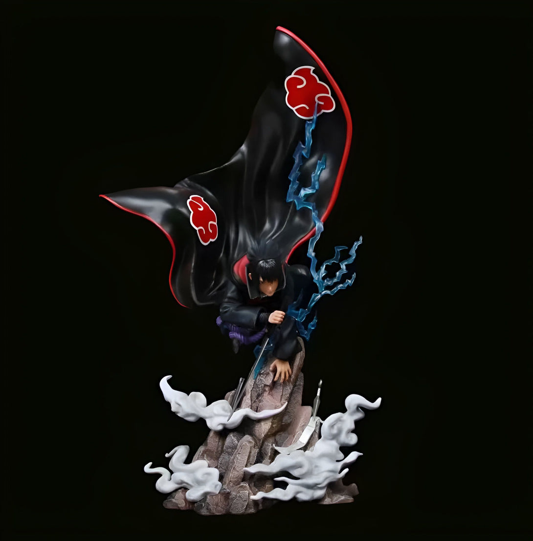 Statue de Sasuke Uchiha de Naruto Shippuden, dans sa tenue de l'Akatsuki, avec le Sharingan, les éclairs noirs, une cape rouge et noire, un kunai et des effets de fumée blanche.