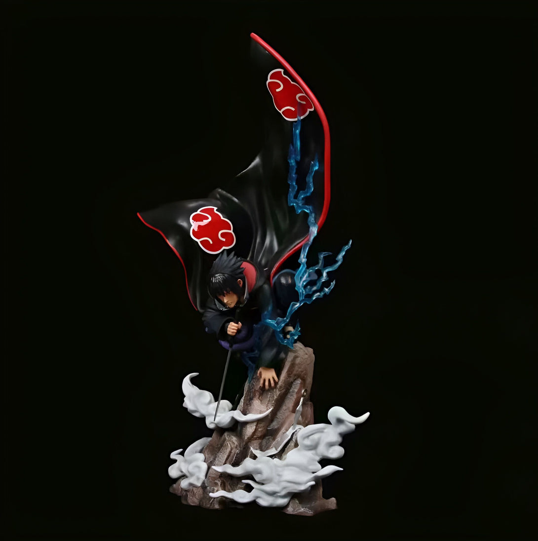 Statue de Sasuke Uchiwa en mode Rinnegan, avec son célèbre Sharingan rouge, vêtu d'un long manteau noir et tenant son épée, dans une pose dynamique.