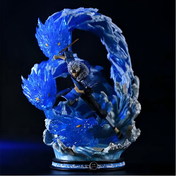 Statue de collection Naruto de Zabuza Momochi en train de manier son sabre. La figurine est entourée de vagues bleues et d'un draco-dragon, représentant le jutsu de l'Eau. Un must-have pour les fans de Naruto !