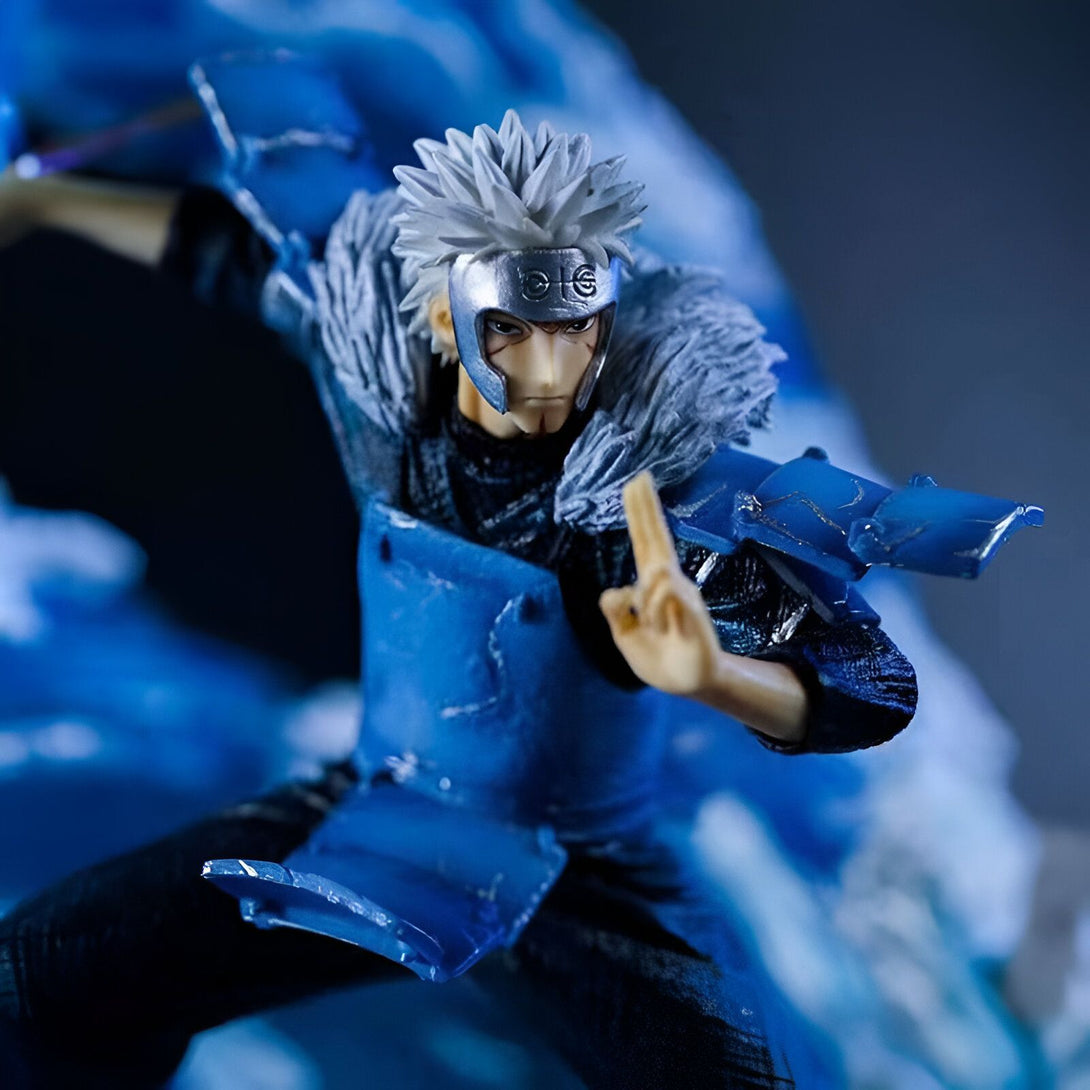 Figurines de collection Naruto - Figurine de Kakashi Hatake en tenue de Sixième Hokage. Le personnage est représenté dans une pose dynamique et est entouré d'effets spéciaux bleu clair rappelant le chakra.