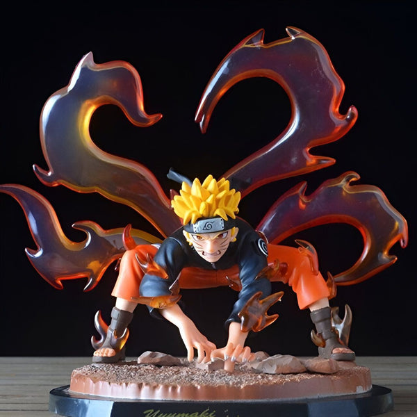Statue de Naruto Uzumaki en mode "Kyubi" avec ses queues de chakra orange. La figurine est en position d'attaque, les yeux rouges et les dents pointues. Un excellent cadeau pour les fans de Naruto.