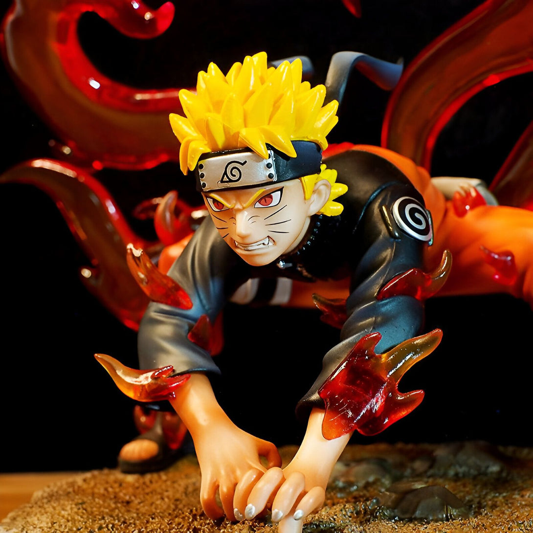 Naruto Uzumaki, le personnage principal de l'anime Naruto, en mode Kurama. Il est représenté avec ses cheveux blonds, son bandana et le sceau du clan Uzumaki sur son front. Il est en train de libérer son chakra de chakra de Kyuubi, le démon renard à neuf queues. Il est prêt à combattre ses ennemis.  Une figurine idéale pour les fans de Naruto.